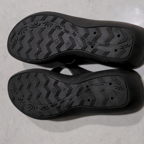 OKABASHI BLACK RUBBER FLIP FLOPS - Picture 9 of 9